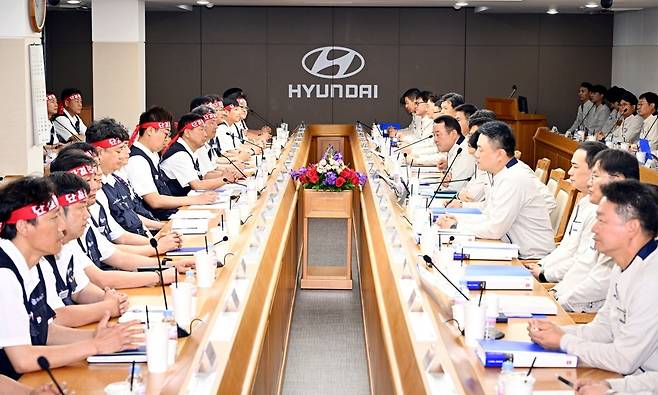 현대자동차 노사 교섭대표들이 현대차 울산공장 본관 동행룸에서 2025 임금협상 상견례를 하고 있다. 사진=현대차