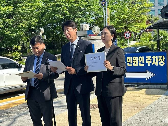 22일 박찬대 더불어민주당 인천시장 후보 선거대책위원회가 유정복 국민의힘 후보를 공직자윤리법과 금융실명제법 위반 혐의로 인천경찰청에 고발했다. 박찬대 후보 캠프 제공