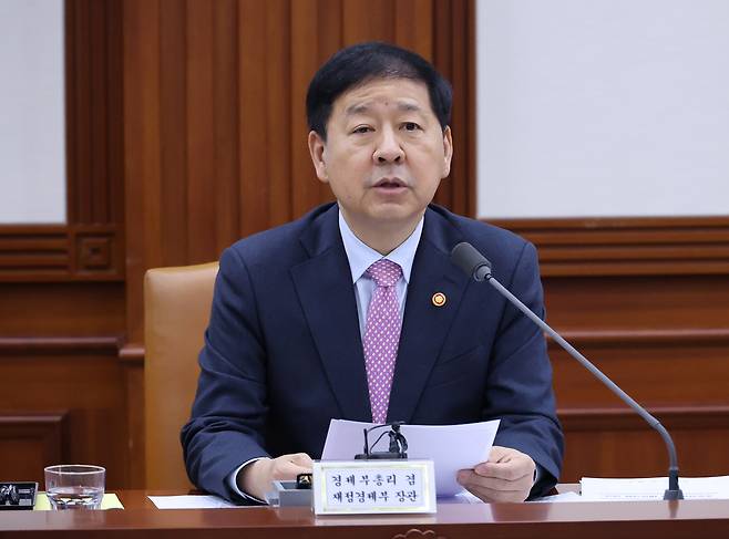 구윤철 경제부총리 겸 재정경제부 장관이 22일 정부서울청사에서 열린 비상경제본부 회의 겸 경제장관·국가창업시대전략회의 및 부동산관계장관회의에서 이야기하고 있다. 연합뉴스