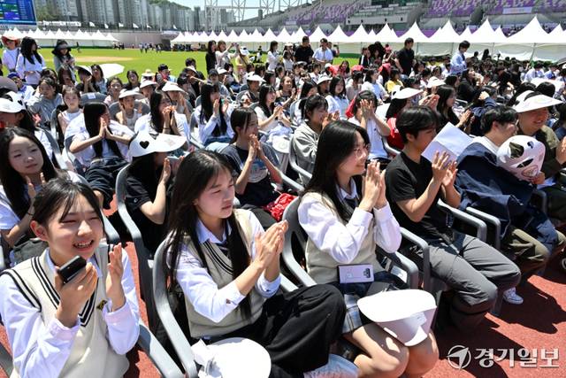 22일 광주시 G-스타디움에서 열린 '2026 경기도 청소년 진로·문화 축제'에서 청소년들이 다양한 체험을 하고 있다. '나는 경기도 청소년이다!' 란 슬로건으로 열린 이번 축제에선 청소년 동아리 경연대회, 스포츠동아리 한마당 등이 진행됐으며, 130여개 체험부스도 운영됐다. 김시범기자
