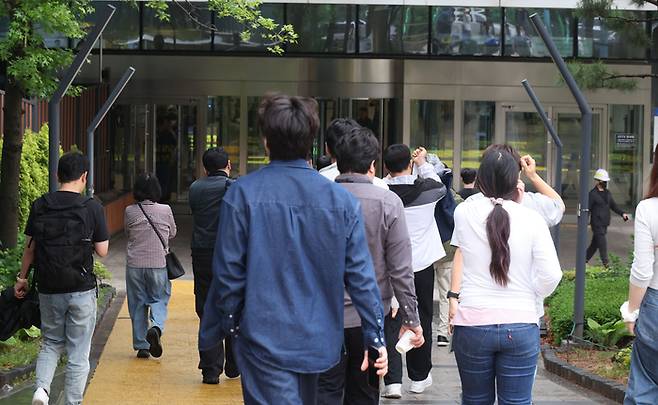 삼성전자 노사가 총파업 전날밤  임금협상 잠정 합의안을 도출하면서 극적합의를 이룬 가운데 21일 평택 삼성전자 평택캠퍼스에 직원들이 출근하고 있다. [이승환기자]