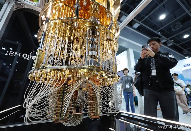 2025년 6월24일 서울 서초구 aT센터에서 열린 '퀀텀 코리아 2025'에서 관람객들이 IBM '퀀텀 시스템 원' 양자컴퓨터 모형에 대한 설명을 듣고 있다. /사진=김진아