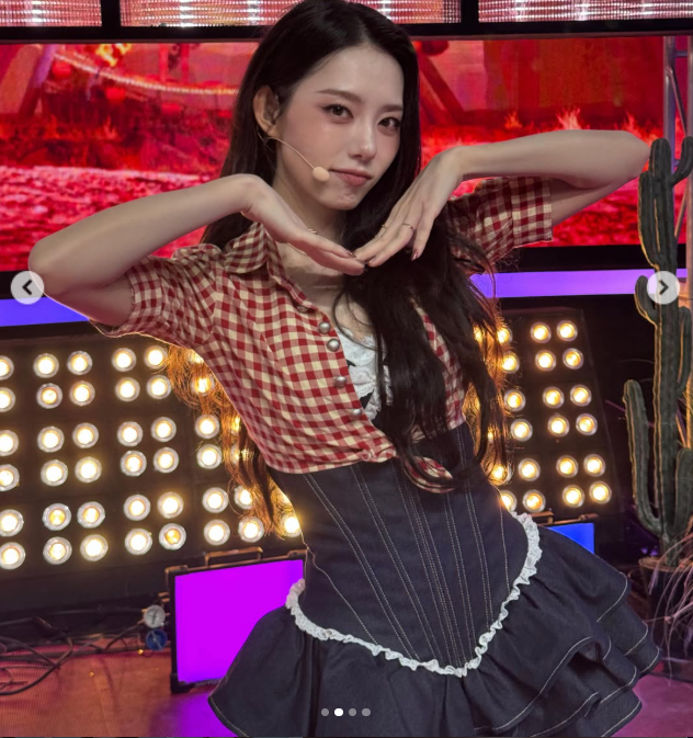 김소혜는 지난 21일 자신의 사회관계망서비스(SNS) 계정에 "꿈같은 10년만에 엠카운트다운"이라는 뭉클한 소감과 함께 Mnet '엠카운트다운' 백스테이지와 무대 위에서 포착된 비하인드 컷을 여러 장 업로드했다./김소혜 소셜미디어