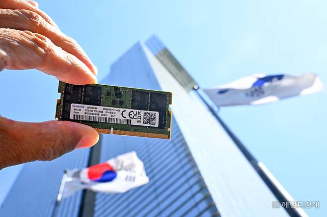 서울 서초구 삼성전자 서초사옥을 배경으로 촬영한 노트북용 DDR5 DRAM. [임세준 기자]