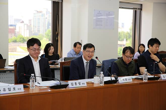 황덕순(사진 왼쪽에서 두 번째) AI 노사상생 위원회 위원장이 22일 서울 종로구 경제사회노동위원회 7층 대회의실에서 열린 제1차 전체회의에서 발언하고 있다. [경제사회노동위원회 제공]