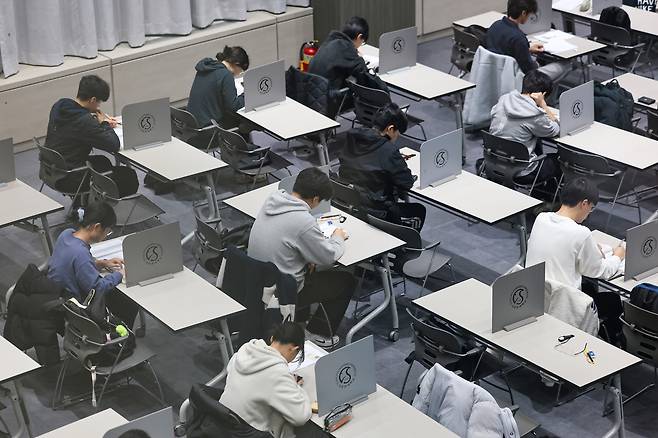 2025년 11월 16일 2026학년도 대입 수시모집 논술시험이 열린 서울 종로구 성균관대학교에서 수험생들이 시험 시작을 기다리고 있다. [연합]