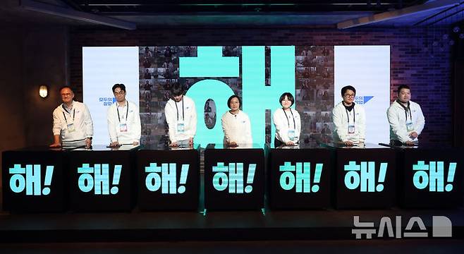 [서울=뉴시스] 이영환 기자 = 한성숙(가운데) 중소벤처기업부 장관이 지난 3월 25일 오후 서울 서초구 드림플러스 강남에서 열린 모두의 창업 발대식에서 참석자들과 세리머니를 하고 있다. 2026.05.22. 20hwan@newsis.com