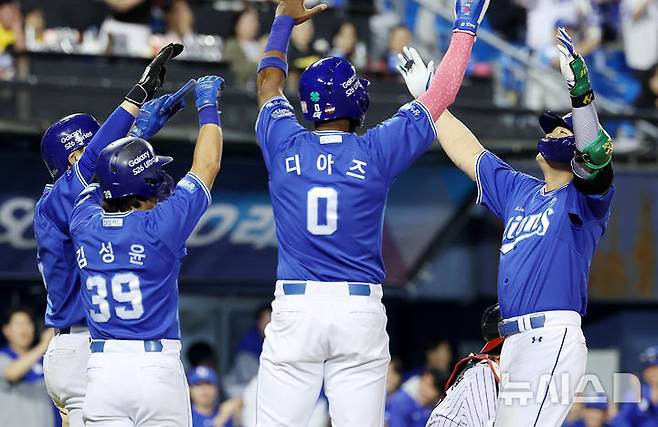 [서울=뉴시스] 이영환 기자 = 12일 오후 서울 송파구 잠실야구장에서 열린 2026 KBO리그 삼성 라이온즈와 LG 트윈스의 경기, 8회초 2사 만루에서 삼성 전병우가 만루홈런을 날린 후 홈인해 선행주자 박승규, 김성윤, 디아즈와 기쁨을 나누고 있다. 2026.05.12. 20hwan@newsis.com