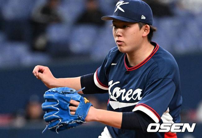 [OSEN=오사카(일본), 손용호 기자] 한국 WBC 대표팀은 3일 일본 오사카 교세라돔에서 열린 오릭스 버팔로스와 2026 WBC 공식 평가전에서 8-5로 승리를 거뒀다. 9회말 한국 대표팀 유니폼을 입은 일본인 투수 고바야시 타츠토가 역투하고 있다. 2026.03.03 /spjj@osen.co.kr