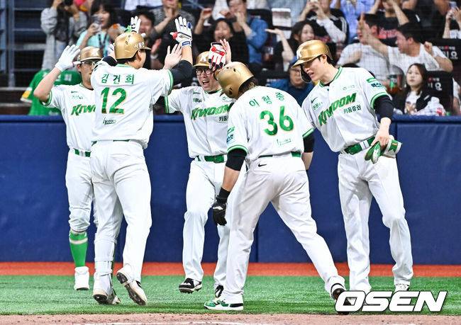 [OSEN=고척, 박준형 기자] 21일 오후 서울 고척스카이돔에서 2026 신한 SOL KBO 리그 키움 히어로즈와 SSG 랜더스의 경기가 진행됐다.이날 경기에서 키움은 알칸타라를, SSG는 긴지로를 선발투수로 내세웠다.3회말 2사 만루 키움 김건희가 만루 홈런을 날리고 동료들 축하 받으며 홈을 밟고 있다.  2026.05.21 / soul1014@osen.co.kr
