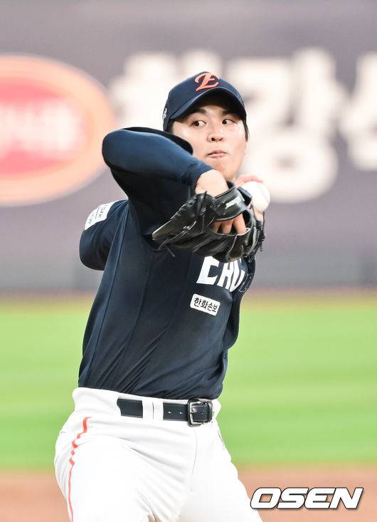 [OSEN=수원, 박준형 기자] 15일 오후 수원KT위즈파크에서 2026 신한 SOL KBO 리그 KT 위즈와 한화 이글스의 경기가 진행됐다.이날 경기에서 KT는 고영표를, 한화는 왕옌청을 선발투수로 내세웠다.2회말 한화 선발투수 왕옌청이 역투하고 있다 .   2026.05.15 / soul1014@osen.co.kr