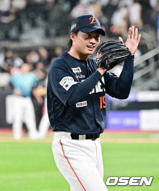 [OSEN=수원, 박준형 기자] 15일 오후 수원KT위즈파크에서 2026 신한 SOL KBO 리그 KT 위즈와 한화 이글스의 경기가 진행됐다.이날 경기에서 KT는 고영표를, 한화는 왕옌청을 선발투수로 내세웠다.4회말 역전 만루 위기를 넘긴 한화 선발투수 왕옌청이 박수를 치며 더그아웃으로 들어가고 있다.    2026.05.15 / soul1014@osen.co.kr
