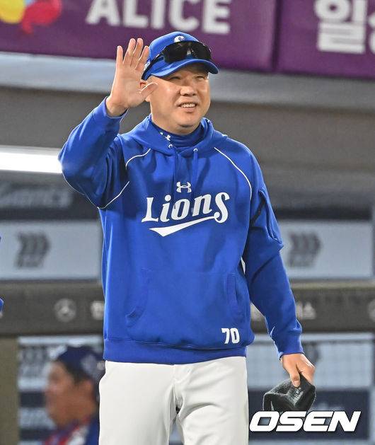 [OSEN=부산, 이석우 기자] 22일 부산 사직야구장에서 2026 신한 SOL KBO 리그 롯데 자이언츠와 삼성 라이온즈의 경기가 열렸다. 홈팀 롯데는 김진욱이, 방문팀 삼성은 오러클린이 선발 출전했다.삼성 라이온즈 박진만 감독이 롯데 자이언츠에 7-5로 승리한 후 선수들과 기쁨을 나누고 있다. 2026.05.22 / foto0307@osen.co.kr