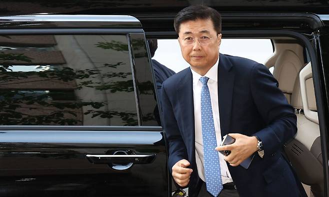 홍장원 전 국가정보원 1차장이 22일 12·3 비상계엄 선포 직후 미국 등 주요 우방국에 계엄의 정당성을 옹호하는 메시지를 전달하도록 지시했다는 의혹과 관련해 피의자 조사를 받기 위해 경기 과천 2차 종합특검 사무실로 출석하기 위해 차량에서 내리고 있다. 뉴스1