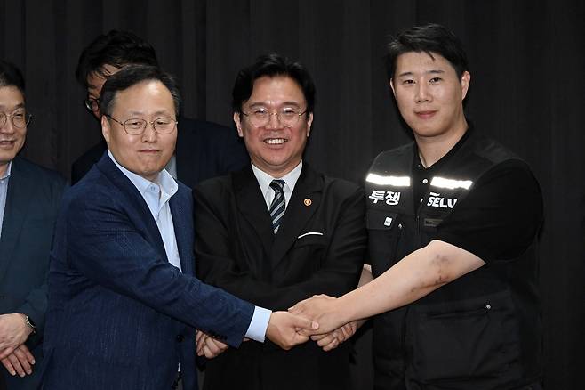 20일 경기도 수원시 장안구 경기고용노동청에서 열린 삼성전자 임금협상을 마친 후 여명구 삼성전자 DS(디바이스솔루션·반도체 사업 담당) 피플팀장과 최승호 삼성그룹 초기업노동조합 삼성전자지부 위원장이 잠정 합의안에 서명한 후 김영훈 고용노동부 장관과 기념촬영을 하고 있다. 연합뉴스