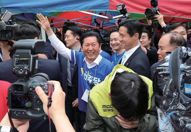 정청래 더불어민주당 대표가 5월21일 충남 공주산성시장에서 자당 후보들을 지원 유세하고 있다. ⓒ연합뉴스