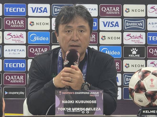 쿠스노세 나오키 도쿄 베르디 벨레자 감독이 22일 수원종합운동장에서 열린 2025~2026 아시아축구연맹 여자 챔피언스리그 사전 기자회견에서 취재진의 질문에 답하고 있다. 수원 | 윤은용 기자