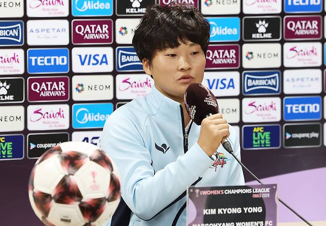 북한 내고향여자축구단 김경영이 22일 수원종합운동장에서 열린 2025~2026 아시아축구연맹 여자 챔피언스리그 결승 사전 기자회견에서 취재진의 질문에 답하고 있다. 수원 | 연합뉴스