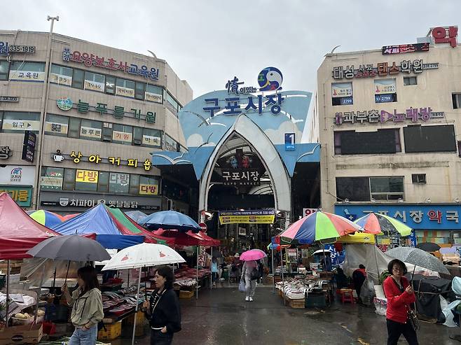 비 내리는 부산 북구 구포시장의 모습 [촬영 노선웅]