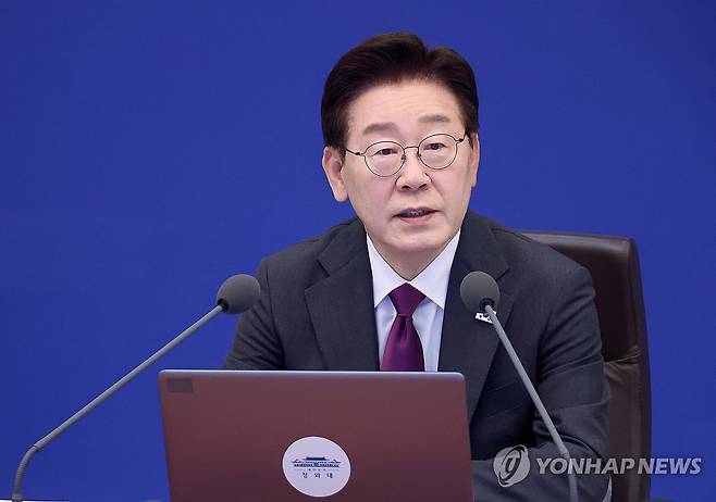 이재명 대통령, 수석보좌관회의 발언 (서울=연합뉴스) 한상균 기자 = 이재명 대통령이 21일 청와대에서 열린 수석보좌관회의에서 발언하고 있다. 2026.5.21 xyz@yna.co.kr