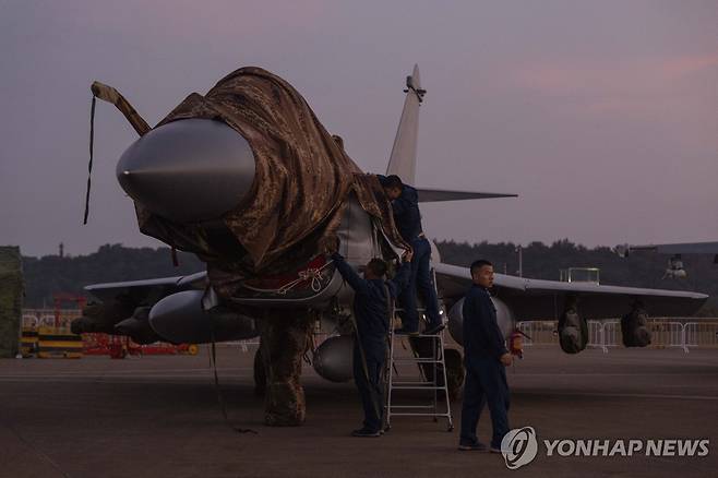 에어쇼에 참가한 J-10C [AP=연합뉴스 자료사진. 재판매 및 DB 금지]