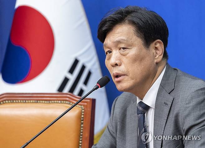민주당 조승래 총괄선대본부장 기자간담회 (서울=연합뉴스) 황광모 기자 = 6ㆍ3 지방선거와 재보선에서 더불어민주당 총괄선대본부장을 맡은 조승래 사무총장이 22일 국회에서 기자간담회를 하고 있다. 2026.5.22 hkmpooh@yna.co.kr