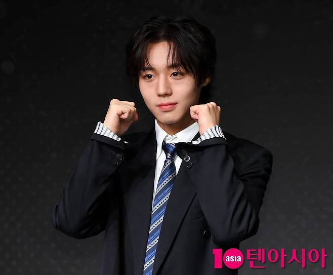 박지훈이 공식 행사에서 포즈를 취하고 있다. / 사진=텐아시아 DB