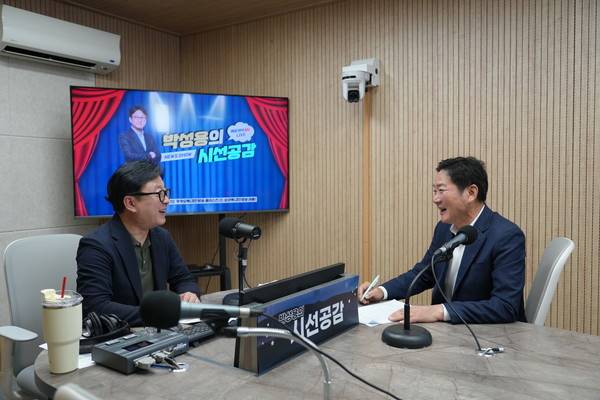 더불어민주당 조용호 오산시장 후보가 22일 경인방송(IFM 90.7mhz) '박성용의 시선공감'에 출연해 진행자와 소통하고 있다.[사진출처 = 경인방송DB]