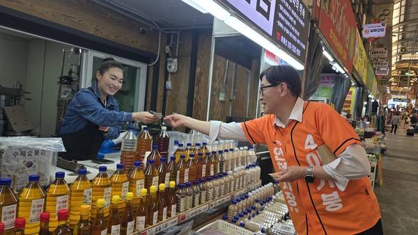 신기시장 방문해 인사 나누는 이기붕 개혁신당 인천시장 후보. [사진 = 이기붕 후보 캠프]