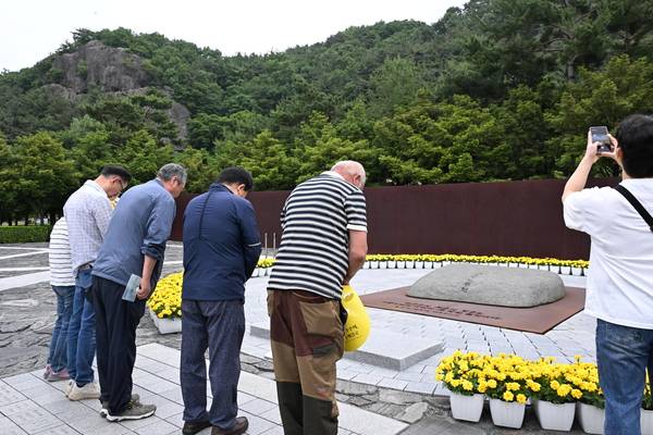 노무현 전 대통령 서거 17주기 추도식이 오는 23일 오후 2시 김해시 진영읍 본산리 봉하마을 생태문화공원 특설무대에서 열렸다. 추모객들이 참배하고 있다.추도식에는 권양숙 여사를 비롯한 유족과 이재명 대통령,문재인 전 대통령, 우원식 국회의장, 김민석 국무총리가 참석했다./김구연 기자