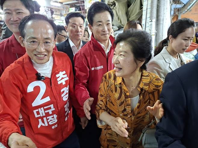 박근혜 전 대통령과 국민의힘 추경호 대구시장 후보를 비롯한 국민의힘 의원들이 23일 오후 대구 북구에 위치한 칠성시장을 방문했다. 장태훈 기자 hun2@yeongnam.com