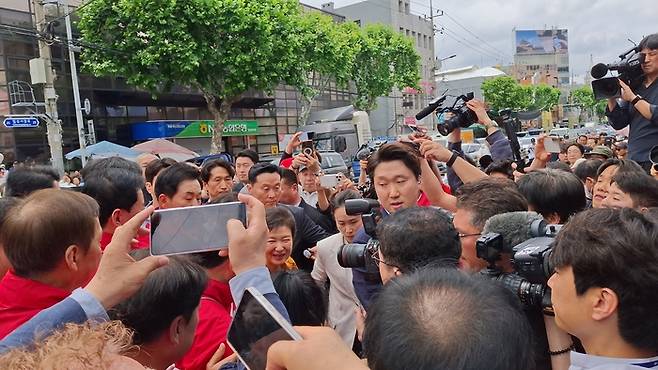 박근혜 전 대통령과 국민의힘 추경호 대구시장 후보를 비롯한 국민의힘 의원들이 23일 오후 대구 북구에 위치한 칠성시장을 방문했다. 박 전 대통령의 등장 모습. 장태훈 기자 hun2@yeongnam.com