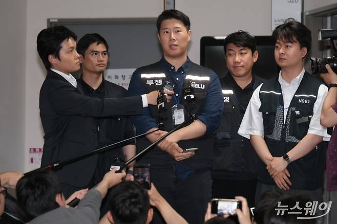 최승호 삼성그룹 초기업노동조합 삼성전자 지부 위원장이 지난 20일 새벽 정부세종청사 중앙노동위원회에서 열린 '삼성전자 2026년 2차 사후조정 2일차 회의'를 정회한 뒤 취재진의 질문에 답변하고 있다. 사진=강민석 기자