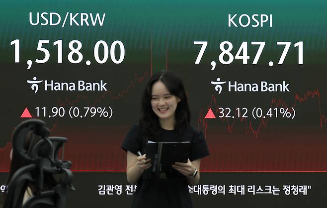 ▲코스피가 7847.71로 마감한 지난 22일 서울 중구 하나은행 딜링룸에 이날 지수가 표시되고 있다. 이날 원/달러 환율은 오후3시30분 기준 11.1원 오른 1,517.2원을 기록했다.