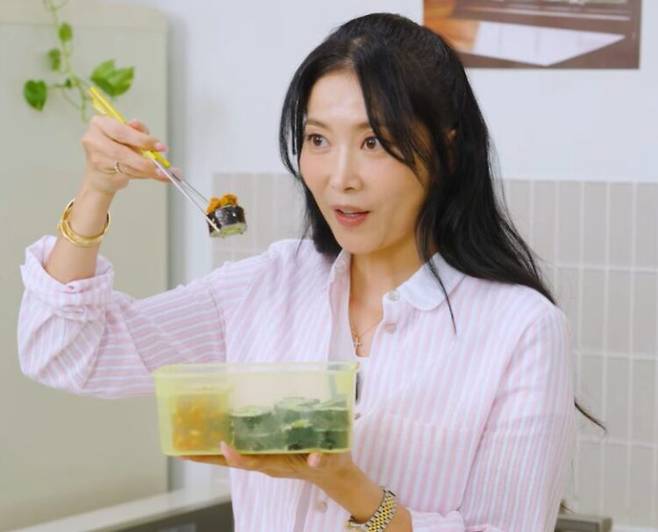 오윤아가 오이김밥과 참치쌈장을 만들었다. 사진=유튜브 채널 '키친인어박스' 영상 캡처