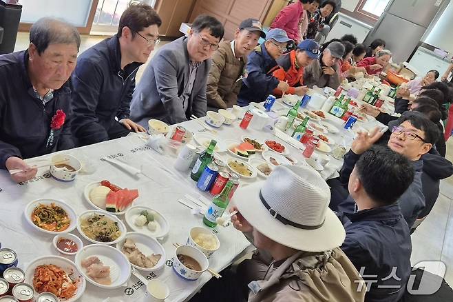 지난 8일 어버이날을 맞아 동육 마을 주민들이 한데 모여 잔치를 벌이고 있다. (동육마을이장 조옥순 씨 제공, 재판매 및 DB금지)/뉴스1