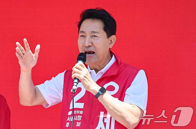 오세훈 국민의힘 서울시장 후보가 지난 22일 서울 성동구 성원중학교 사거리 인근에서 지지를 호소하고 있다. 2026.5.22 ⓒ 뉴스1 김도우 기자
