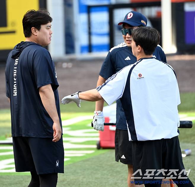 22일 대전 한화생명 볼파크에서 열린 두산과 한화의 경기. 류현진, 손아섭, 양의지가 이야기를 나누고 있다. 대전=허상욱 기자wook@sportschosun.com/2026.05.22/