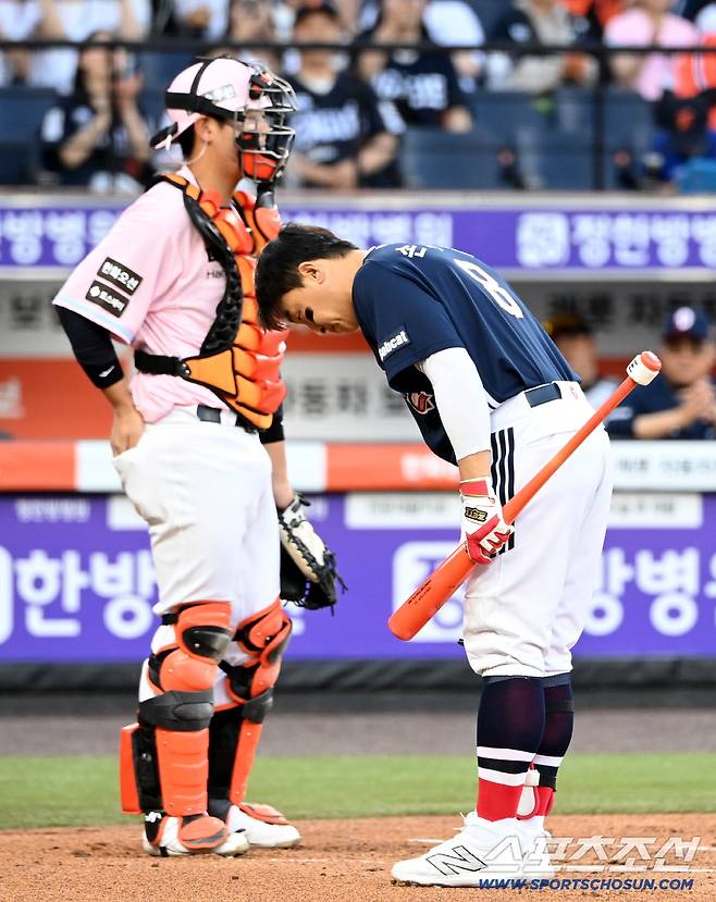 1회초 1사 1루 첫타석에 나선 두산 손아섭이 타석에 들어서다 한화 팬들에게 인사를 하고 있다. 대전=허상욱 기자
