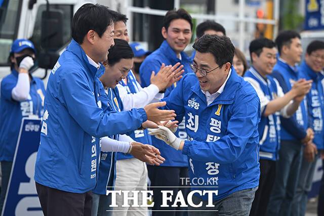 김용남 더불어민주당 평택을 국회의원 재선거 후보와 최원용 민주당 평택시장 후보가 21일 평택시 고덕동 함박산중앙공원에서 열린 합동집중유세에 참석해 손을 맞대고 있다. /평택=남윤호 기자