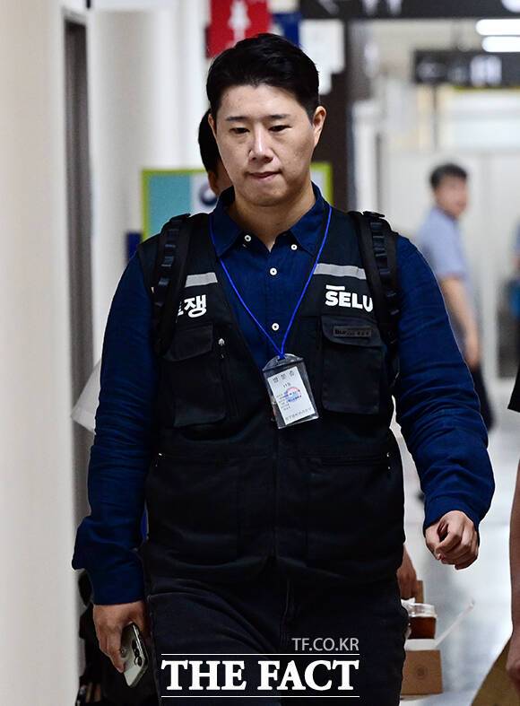 최승호 삼성그룹 초기업노조 삼성전자지부 노조위원장이 지난 19일 오전 정부세종청사 중앙노동위원회 2차 사후조정 둘째 날 회의에 참석하고 있다. /세종=임영무 기자