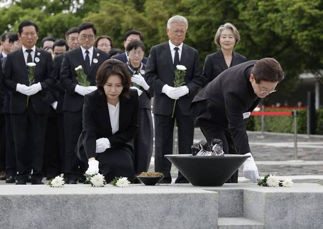 이재명 대통령과 김혜경 여사가 23일 경남 김해 봉하마을에서 열린 고 노무현 전 대통령 서거 17주기 추도식에서 헌화하고 있다. 2026.5.23 [청와대통신사진기자단] 연합뉴스