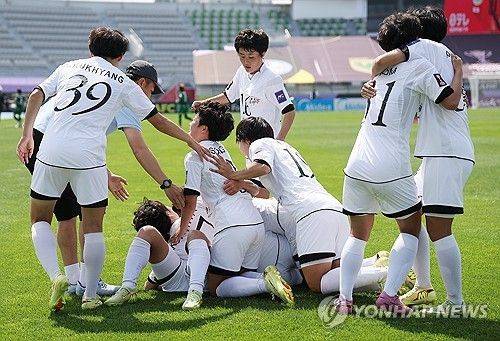 23일 수원 장안구 수원종합운동장에서 열린 아시아축구연맹(AFC) 여자 챔피언스리그(AWCL) 결승 내고향여자축구단과 도쿄 베르디 벨레자의 경기. 내고향 김경영이 골을 넣고 동료들과 기뻐하고 있다. 사진제공=연합뉴스
