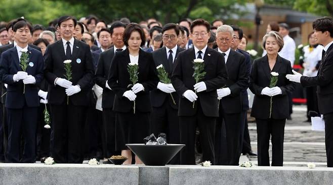 이재명 대통령과 부인 김혜경 여사가 23일 경남 김해시 봉하마을에서 열린 고 노무현 전 대통령 서거 17주기 추도식에 참석해 권양숙 여사, 문재인 대통령 등 내빈들과 노 전 대통령의 묘소를 참배하고 있다. 2026.5.23 연합뉴스