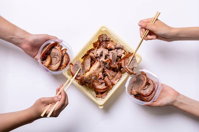 지역 기반 커뮤니티서 ‘번개 모임’을 만들어 배달 음식을 소분하는 이들이 늘고 있다. /양수열 영상미디어 기자