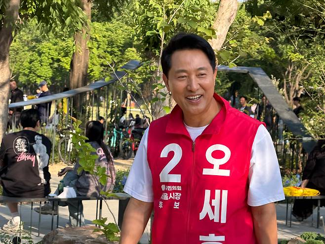 오세훈 국민의힘 서울시장 후보가 23일 오후 서울 성동구 서울숲 국제정원박람회 현장을 찾아 시민들과 인사를 나누고 있다./이건 기자