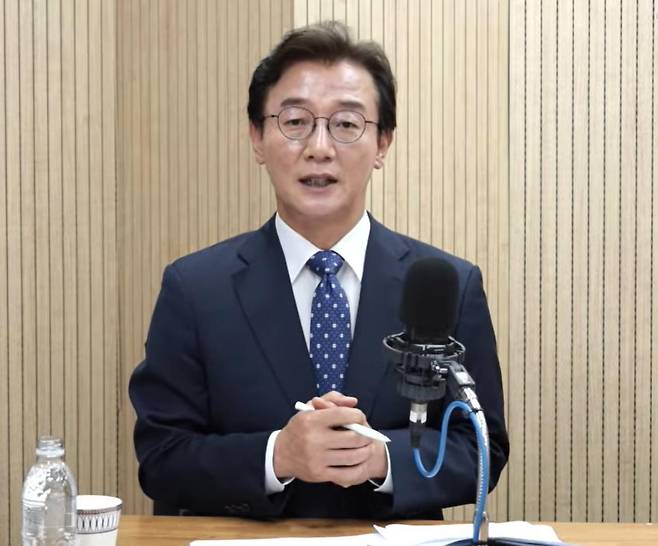 22일 열린 부산CBS 초청 부산시장 후보 토론회에서 더불어민주당 전재수 후보가 발언하고 있다. 두 후보는 이날 토론회에서 부산에 대한 비전, 공공기관 이전 등을 두고 난타전을 벌였다. 부산CBS 유튜브 캡처