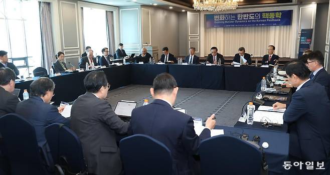 동아일보 부설 화정평화재단이 ‘변화하는 한반도의 핵동학’을 주제로 개최한 국제학술회의가 22일 서울 영등포구 켄싱턴호텔에서 진행되고 있다. 이날 회의에는 앙킷 판다 카네기국제평화재단 선임연구원, 시드니 사일러 전략국제문제연구소(CSIS) 선임고문 등 해외 전문가와 김성한 아산정책연구원 객원선임연구위원, 홍용표 전 통일부 장관 등 국내 전문가들이 참석한 가운데 북한 핵·미사일 능력 고도화와 북-러 군사협력 강화 등 달라진 안보 환경 변화 속 북핵 문제 해법 등을 논의했다. 변영욱 기자 cut@donga.com
