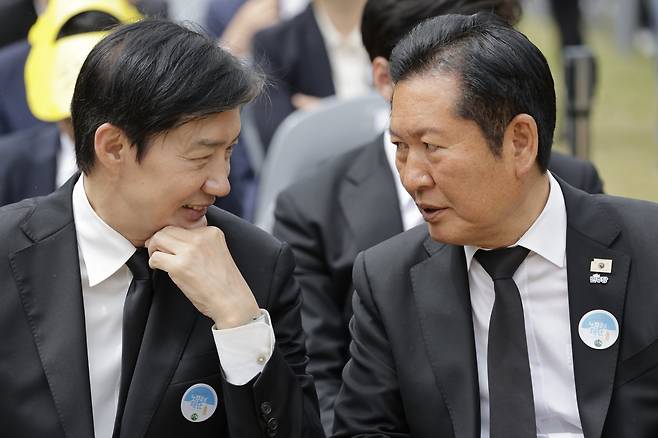 정청래(오른쪽) 더불어민주당 대표와 조국 조국혁신당 대표가 23일 경남 김해시 봉하마을에서 열린 노무현 전 대통령 서거 17주기 추도식에 참석해 이야기를 나누고 있다. 2026.05.23. 뉴시스