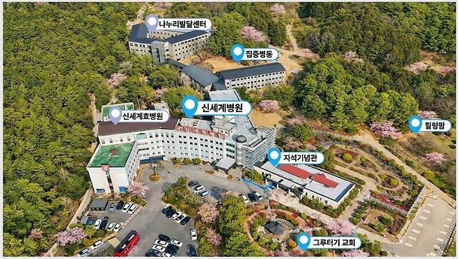 전북 김제시 금산면에 위치한 신세계·신세계효병원. 대지는 대략 132,000㎡(4만평)이고 건물은 20,000㎡(6000평)이다. 뒤편에 구성산이 있다. 신세계병원 제공